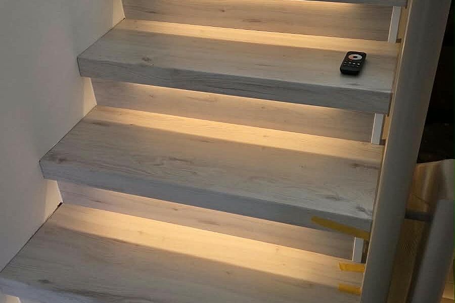 Moderne Treppenrenovierung mit einstellbarer LED-Beleuchtung