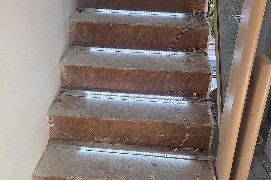 Treppenrenovierung mit neu lackiertem Geländer