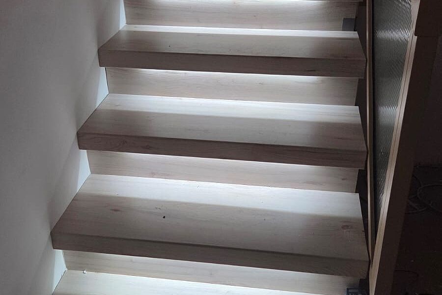 Renovierte Treppe mit neuen Laminatstufen